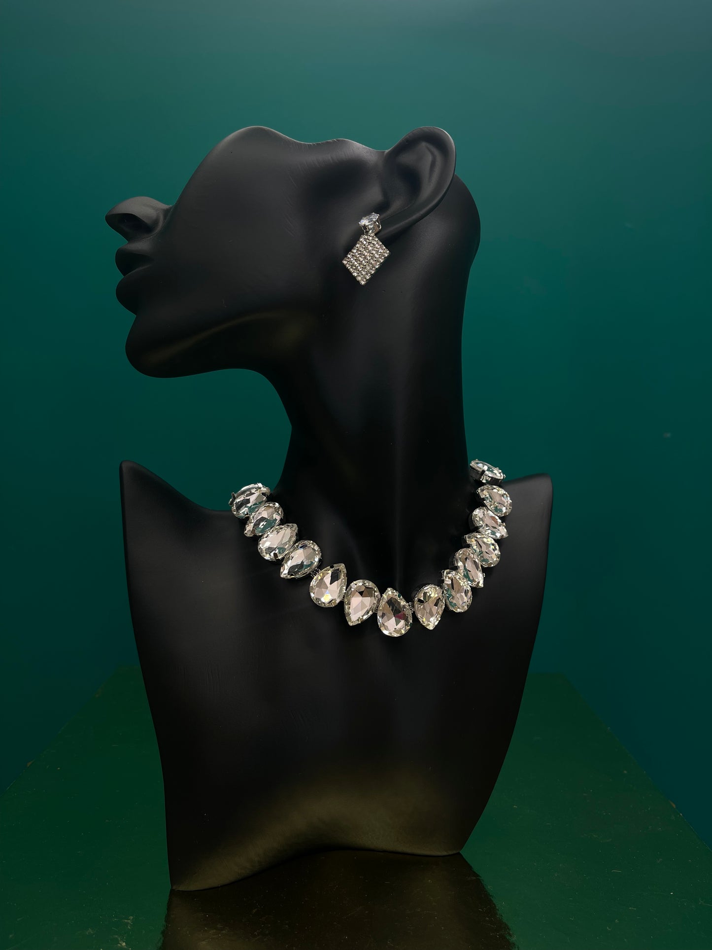 Γυναικείο choker με λευκές πέτρες